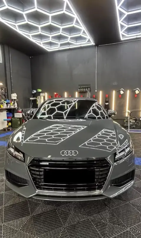 Audi TT grise dans l'atelier DNG Detailing Glass après traitement de la carrosserie