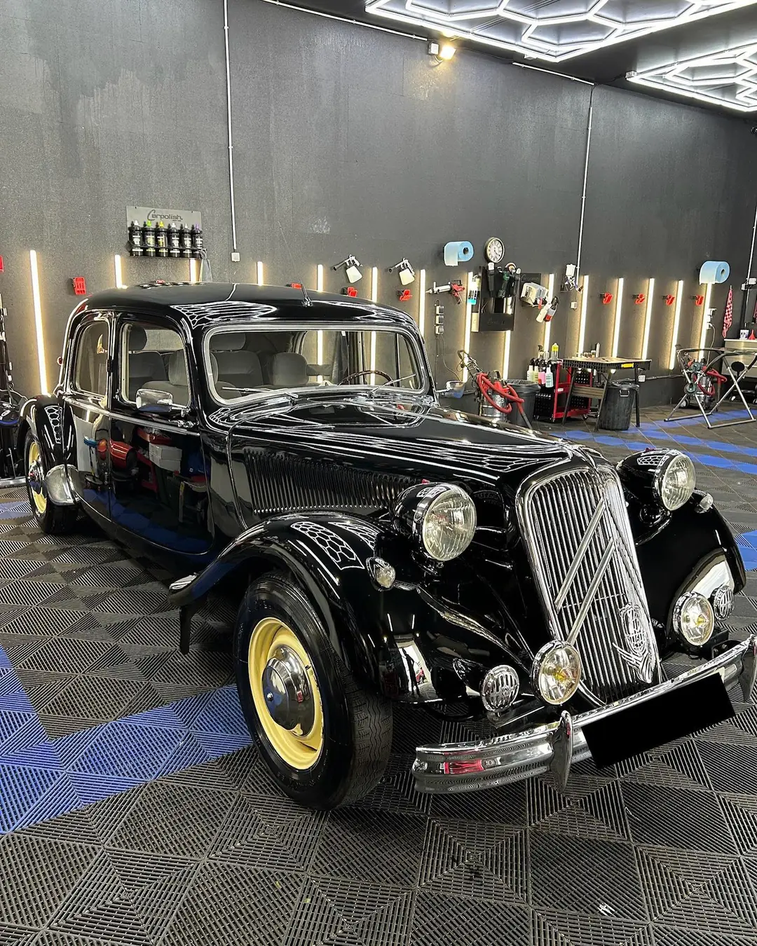 Citroën Traction de collection noire après polissage et lustrage de la carrosserie
