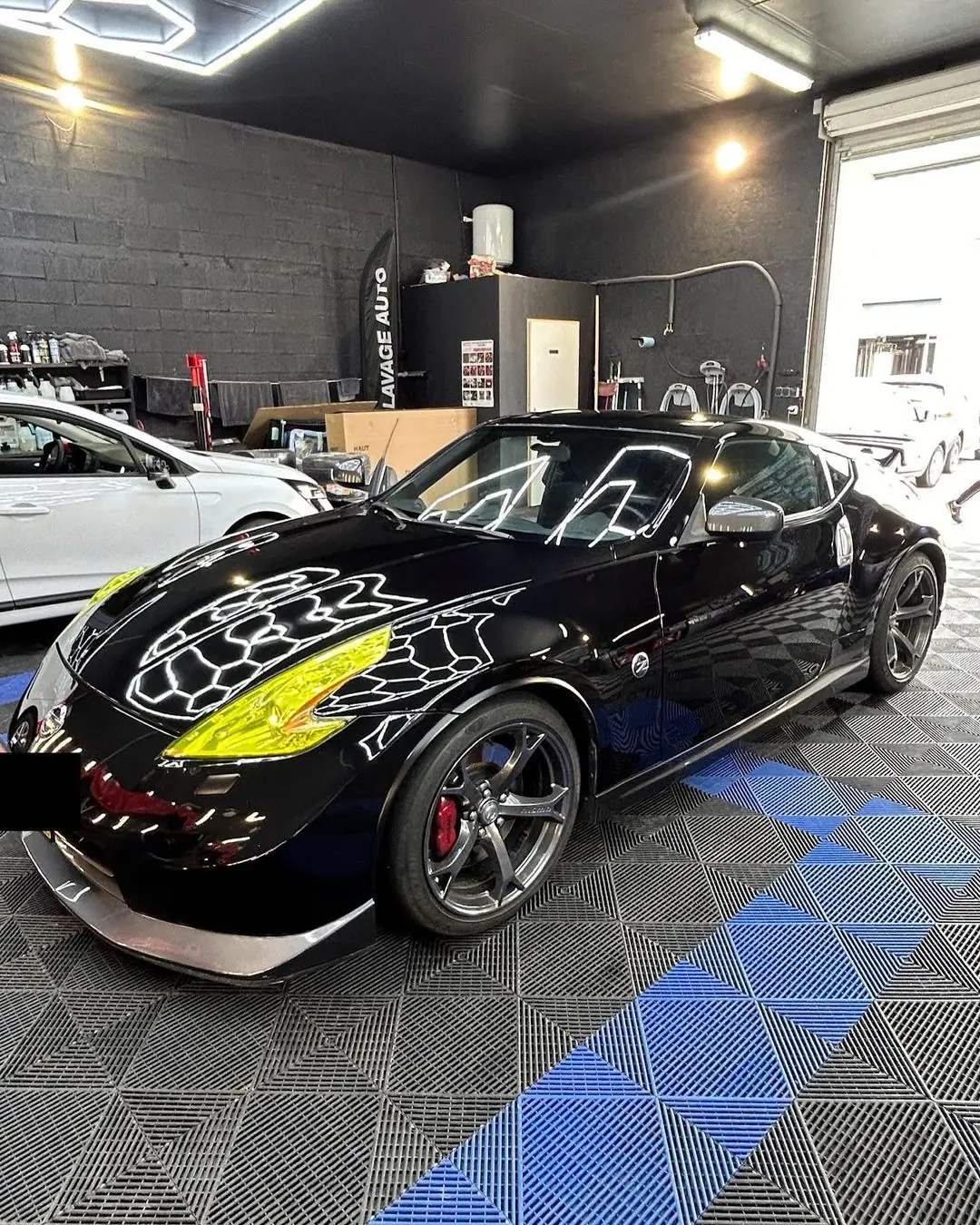 Coupé noir aux reflets miroir après lustrage dans l'atelier de Saint-Étienne-lès-Remiremont