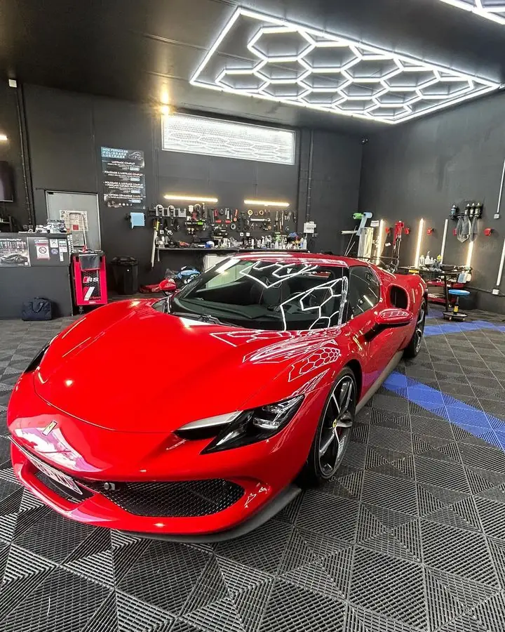 Ferrari rouge après préparation esthétique dans l'atelier DNG Detailing Glass