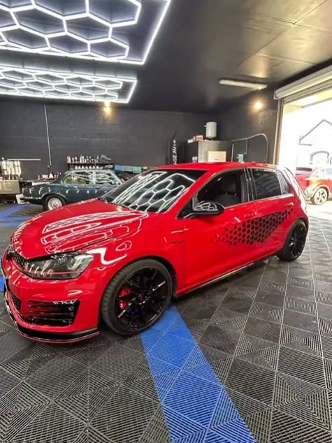 Volkswagen Golf GTI rouge après nettoyage et lustrage de la carrosserie
