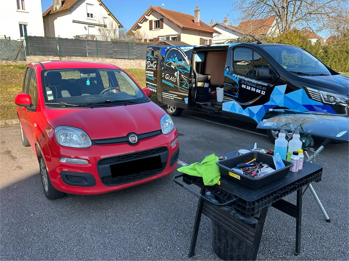 Utilitaire DNG Detailing Glass et matériel de nettoyage lors d'une intervention près de Remiremont