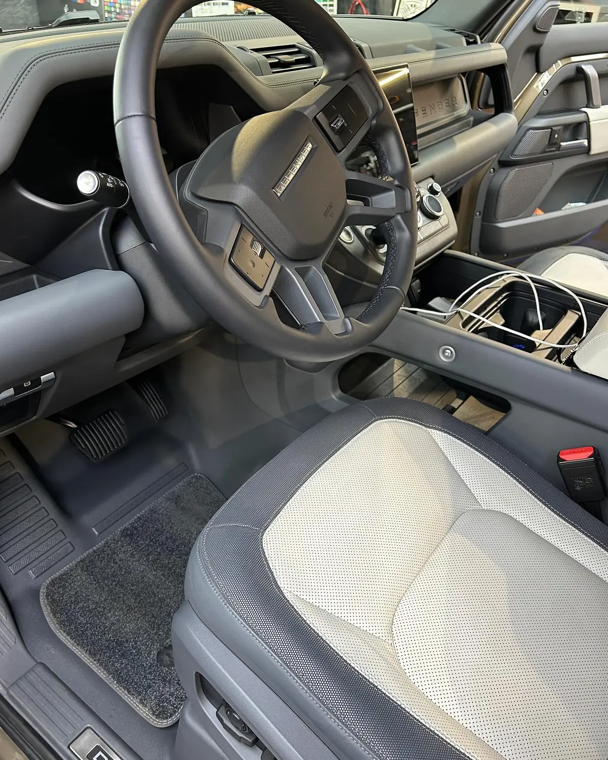 Habitacle de Land Rover nettoyé : sièges, plastiques et tapis remis à neuf