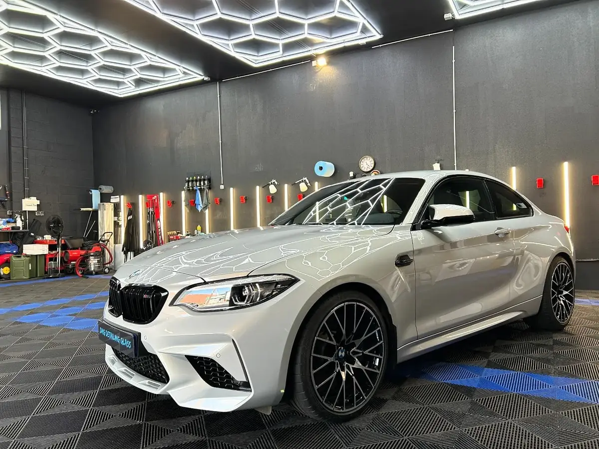 BMW M2 blanche vue de face, pare-brise et vitrages contrôlés par DNG